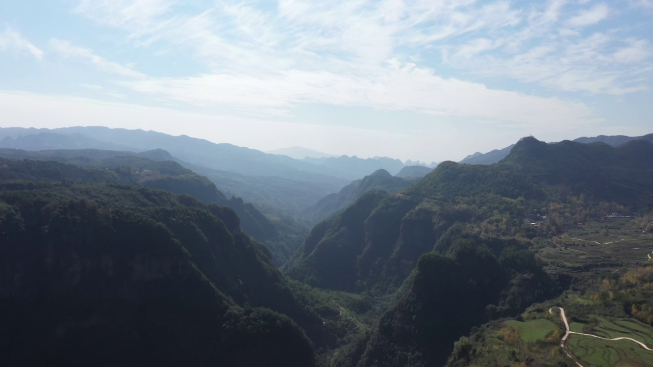 秋季蓝天白云下桂林的山区的峡谷视频下载