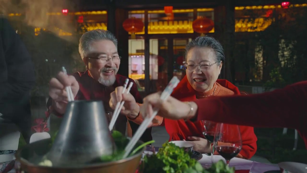 春节东方家庭在中式庭院内聚餐视频下载