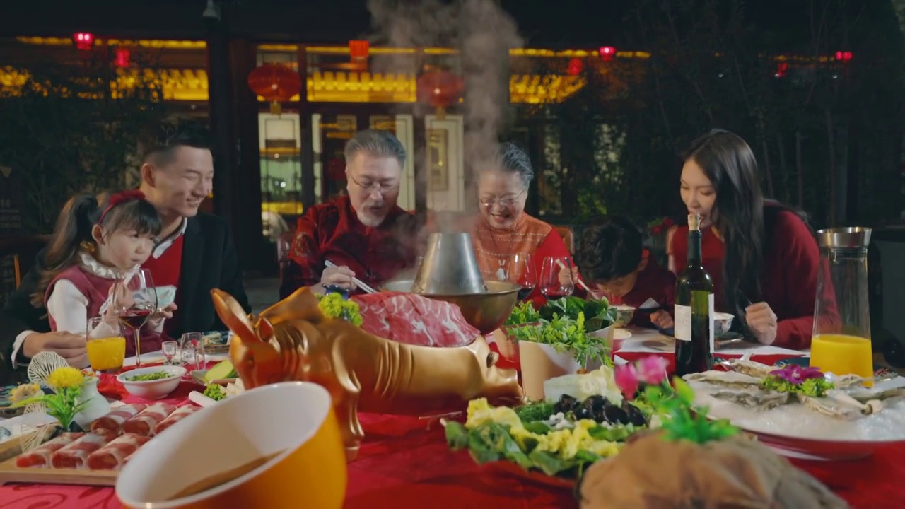 春节东方家庭在中式庭院内聚餐视频下载