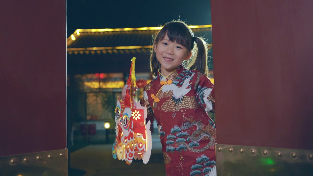 快乐的小女孩庆祝新春视频素材