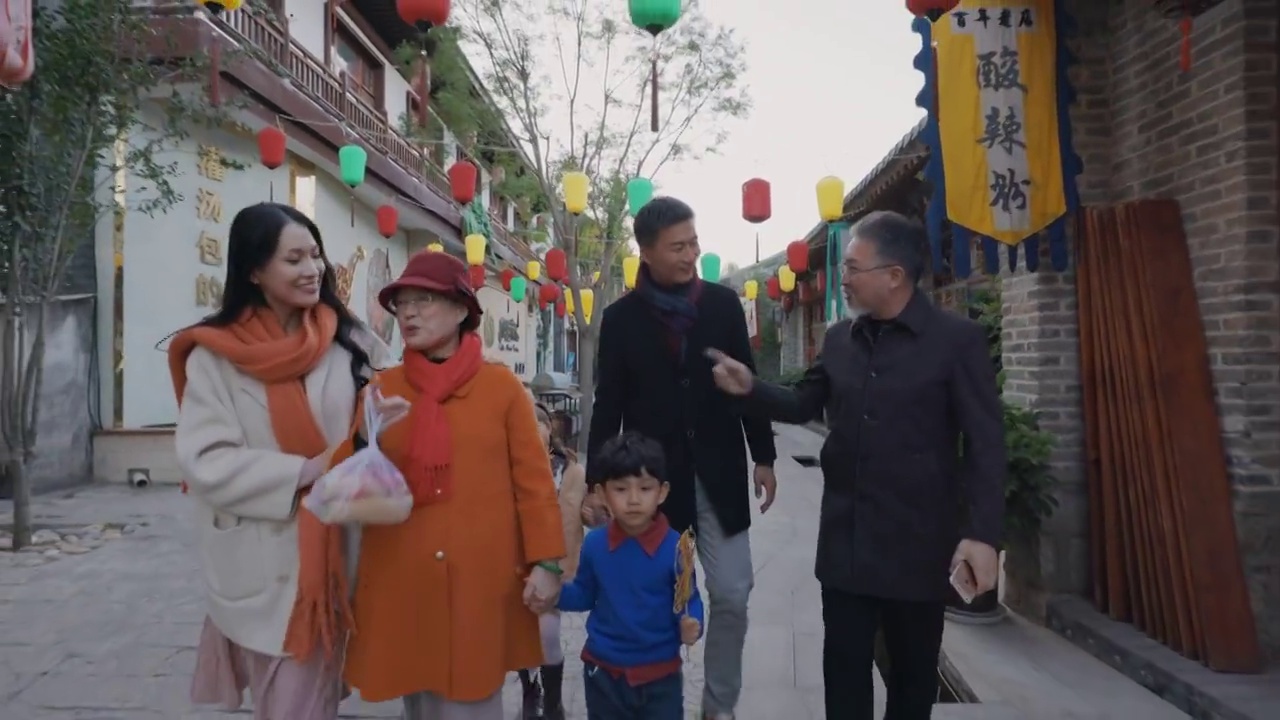 胡同里逛街的幸福六口之家视频素材