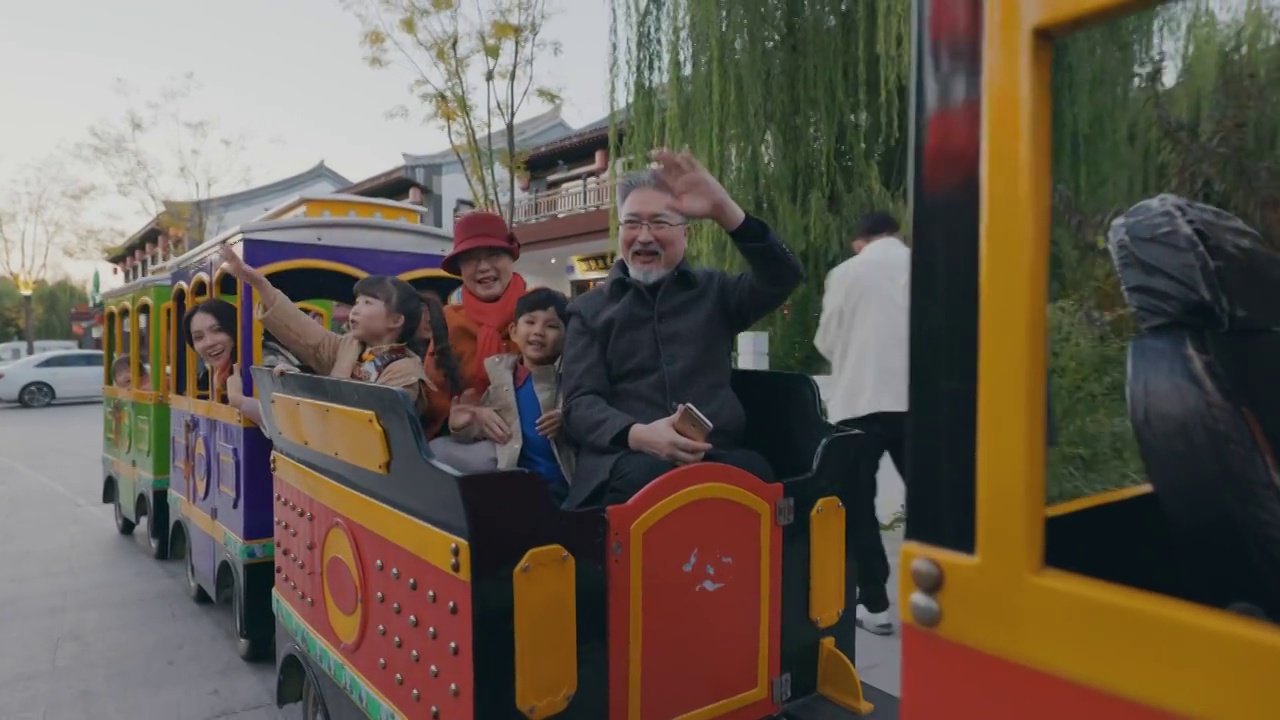 幸福的六口之家乘小火车游览公园视频素材