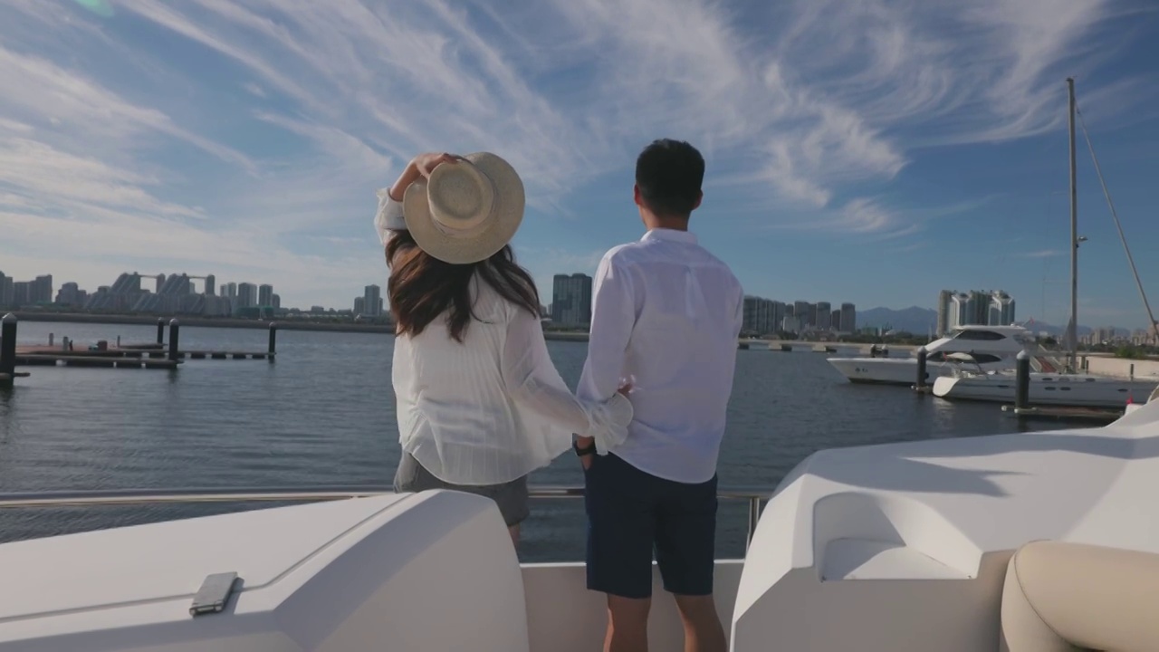 青年夫妇乘坐游艇出海视频素材