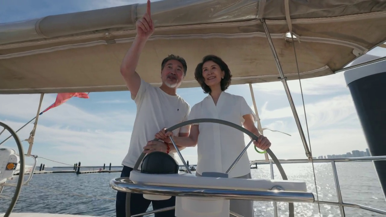 老年夫妇驾驶游艇出海视频素材