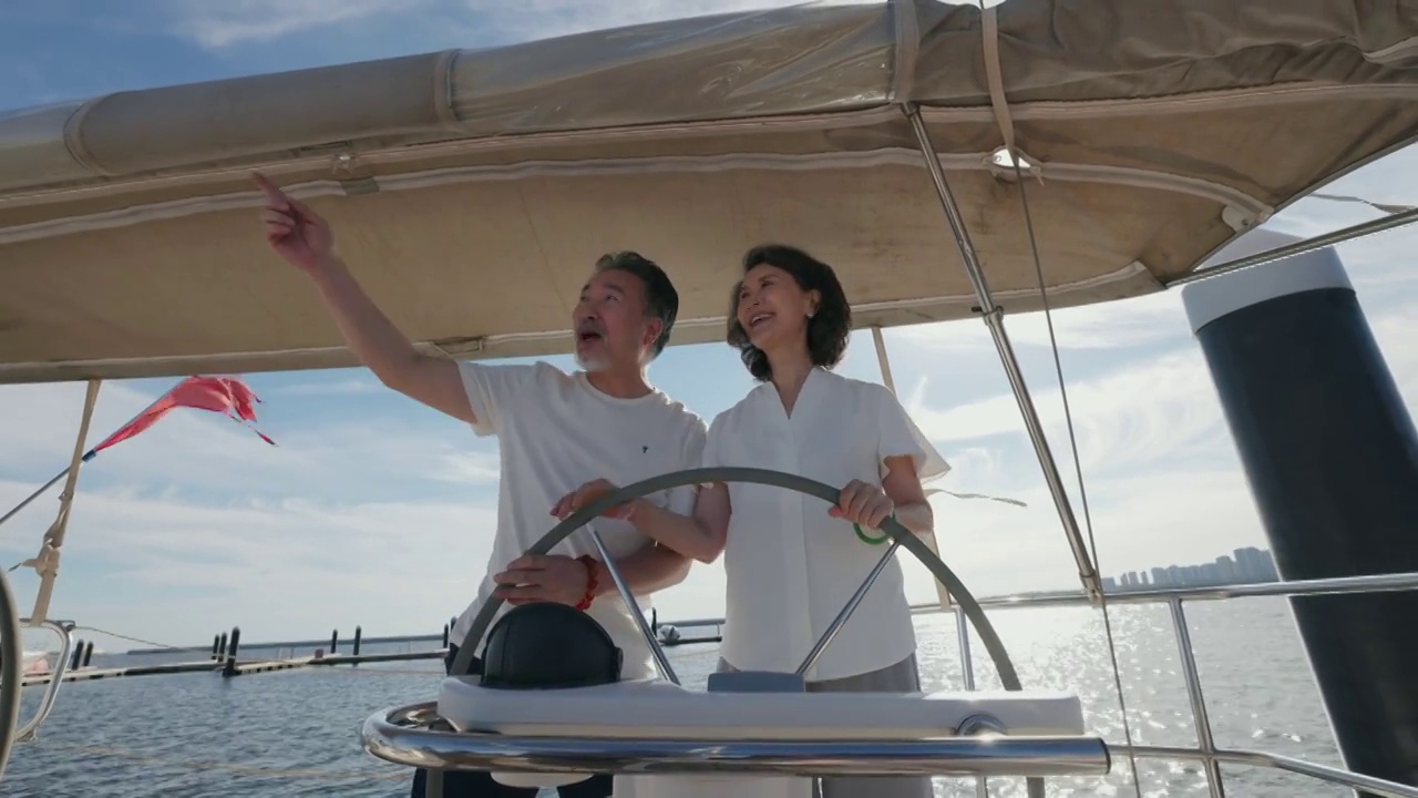 老年夫妇驾驶游艇出海视频素材