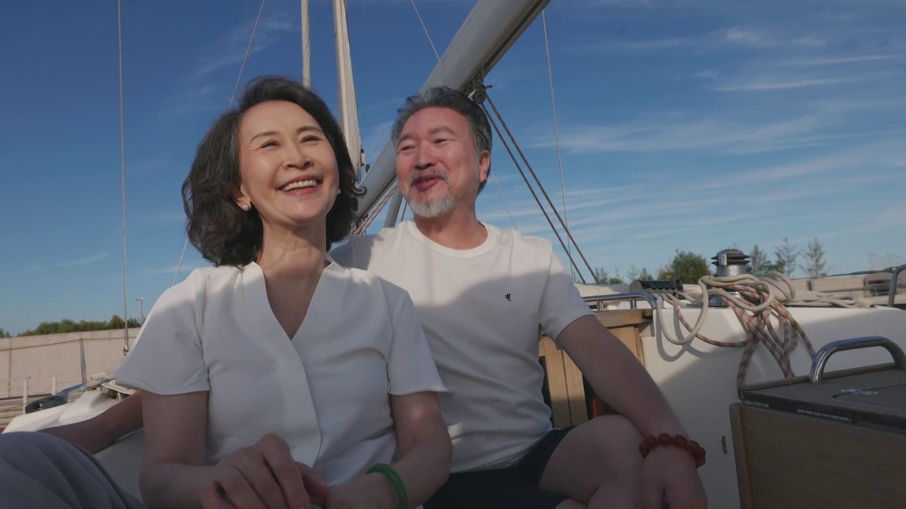 老年夫妇乘坐游艇出海视频素材