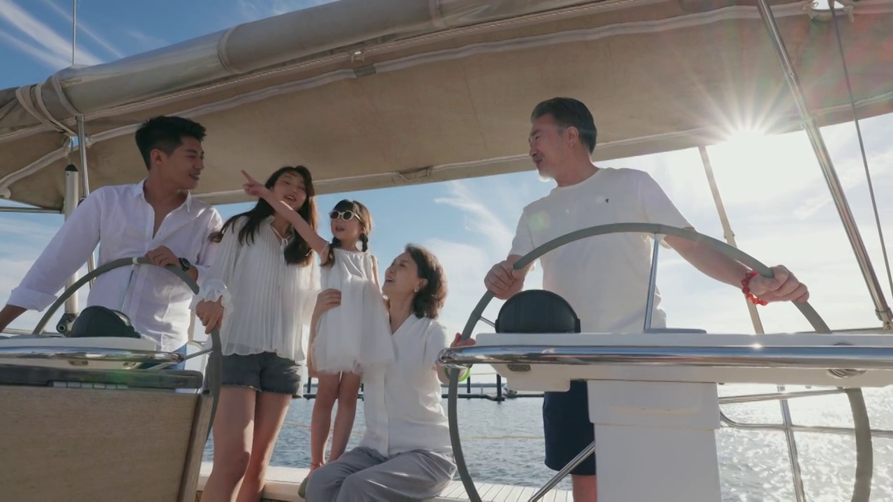 欢乐家庭驾驶帆船出海视频下载