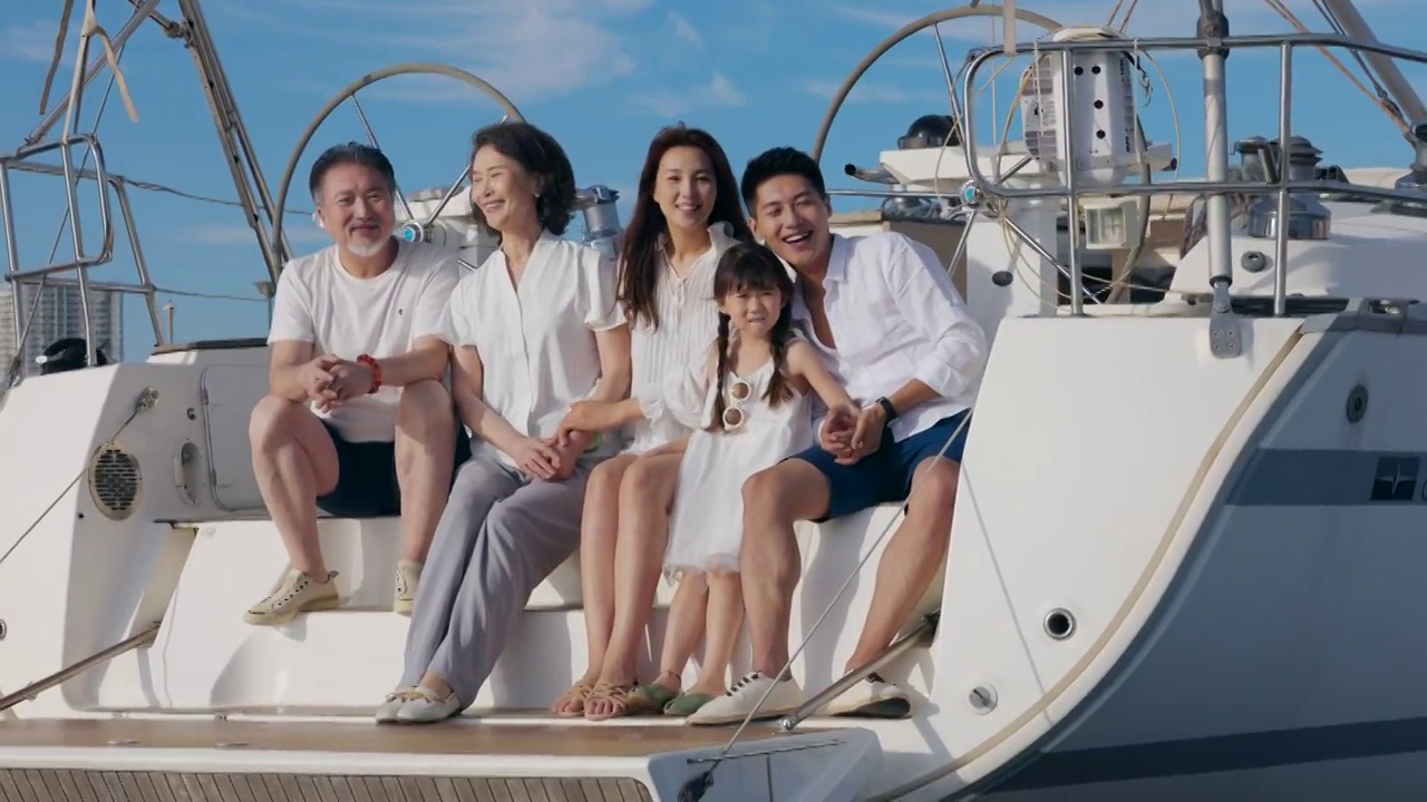欢乐家庭驾驶游艇出海视频下载