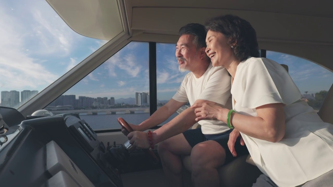 老年夫妇驾驶游艇出海视频下载