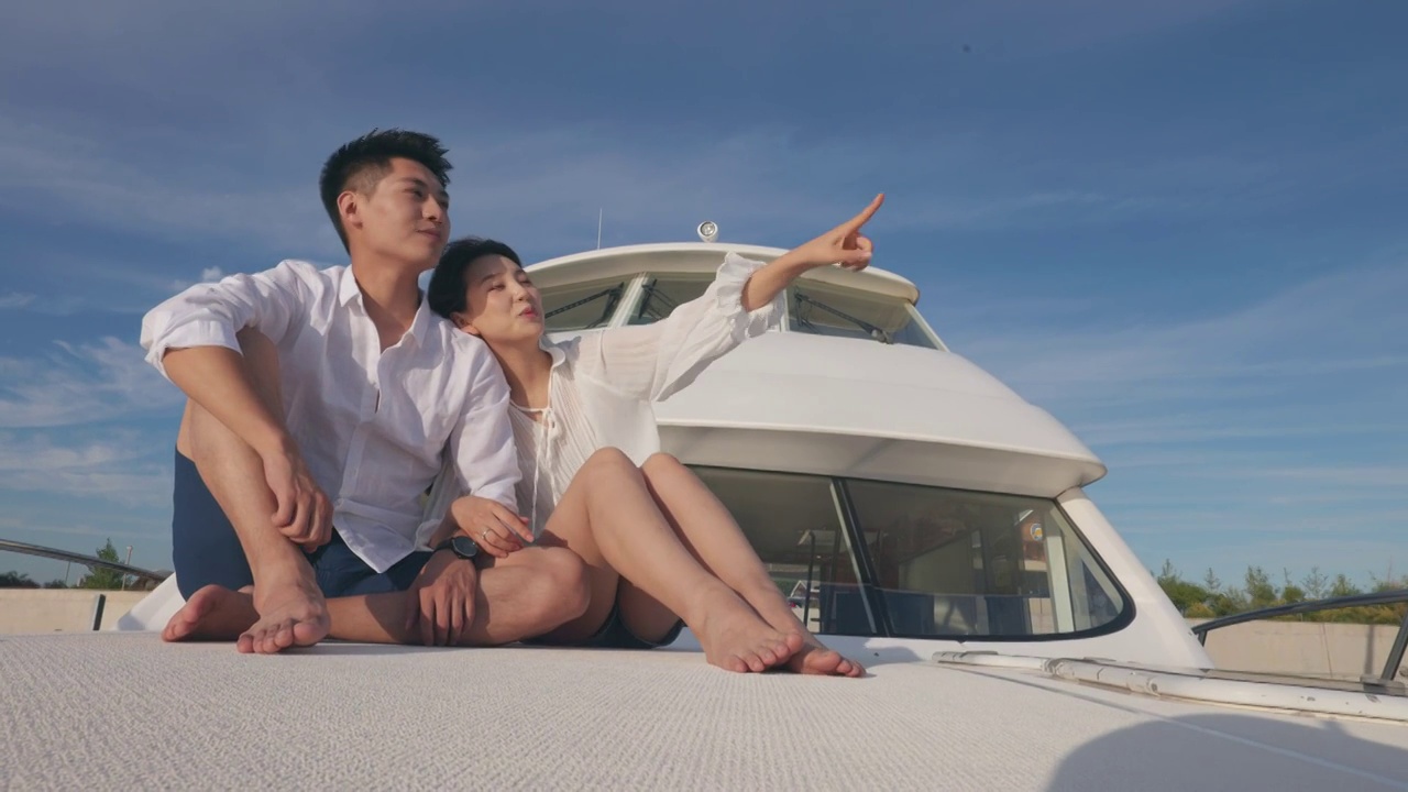 青年夫妇乘坐游艇出海视频下载
