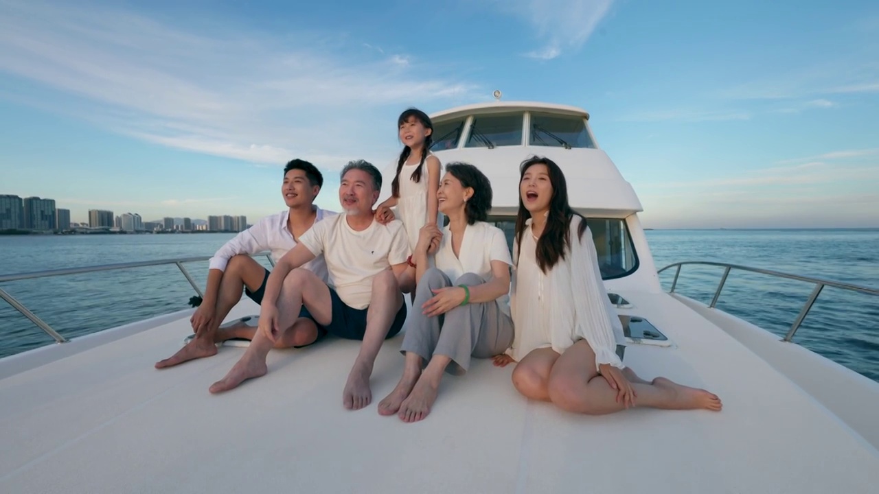 欢乐家庭乘坐游艇出海视频下载