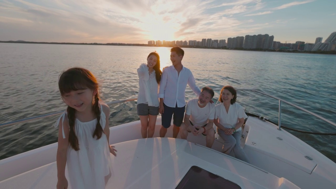 欢乐家庭乘坐游艇出海视频素材