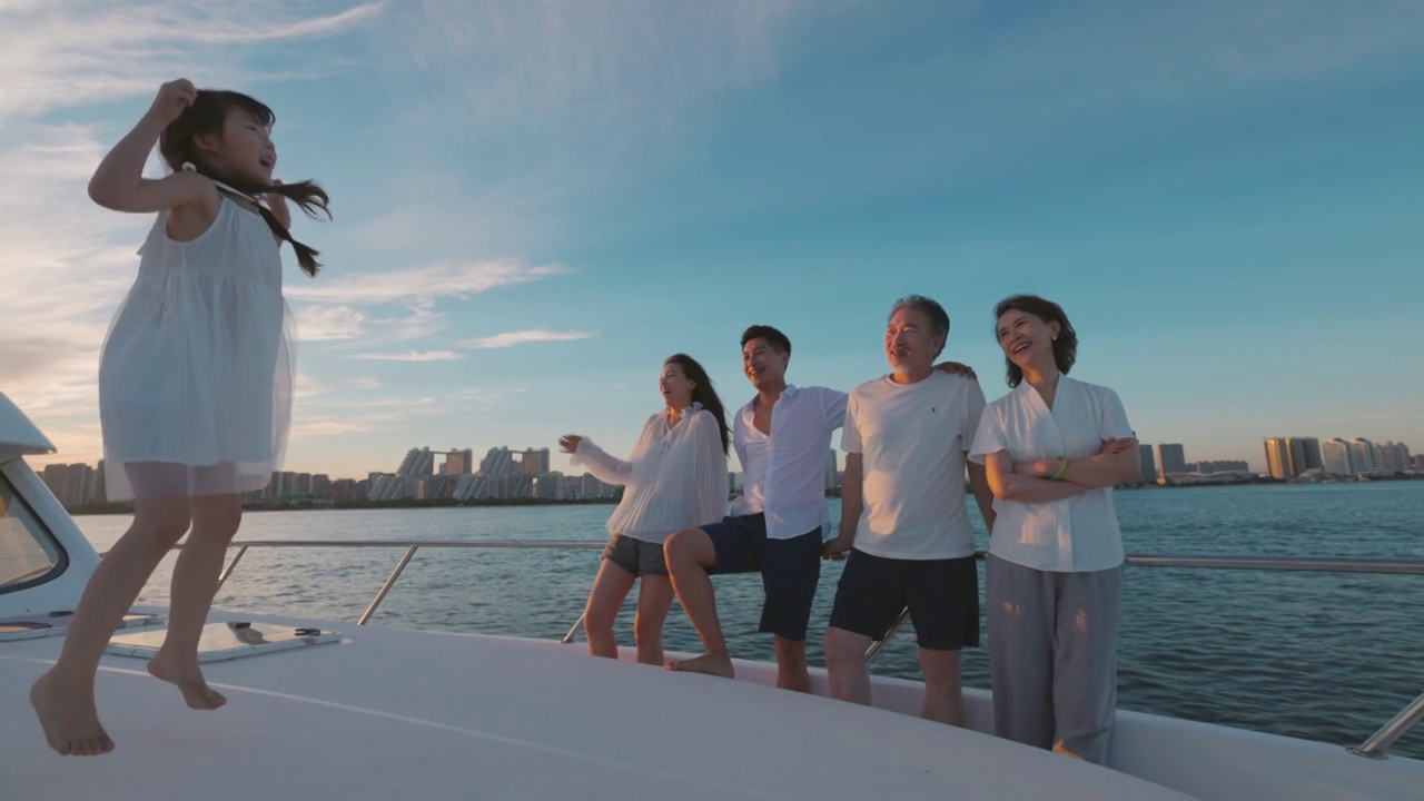 欢乐家庭乘坐游艇出海视频素材