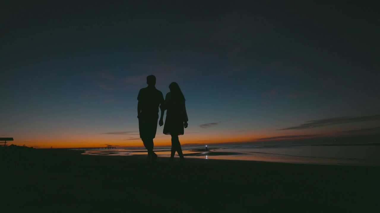 青年夫妇在海边散步视频素材