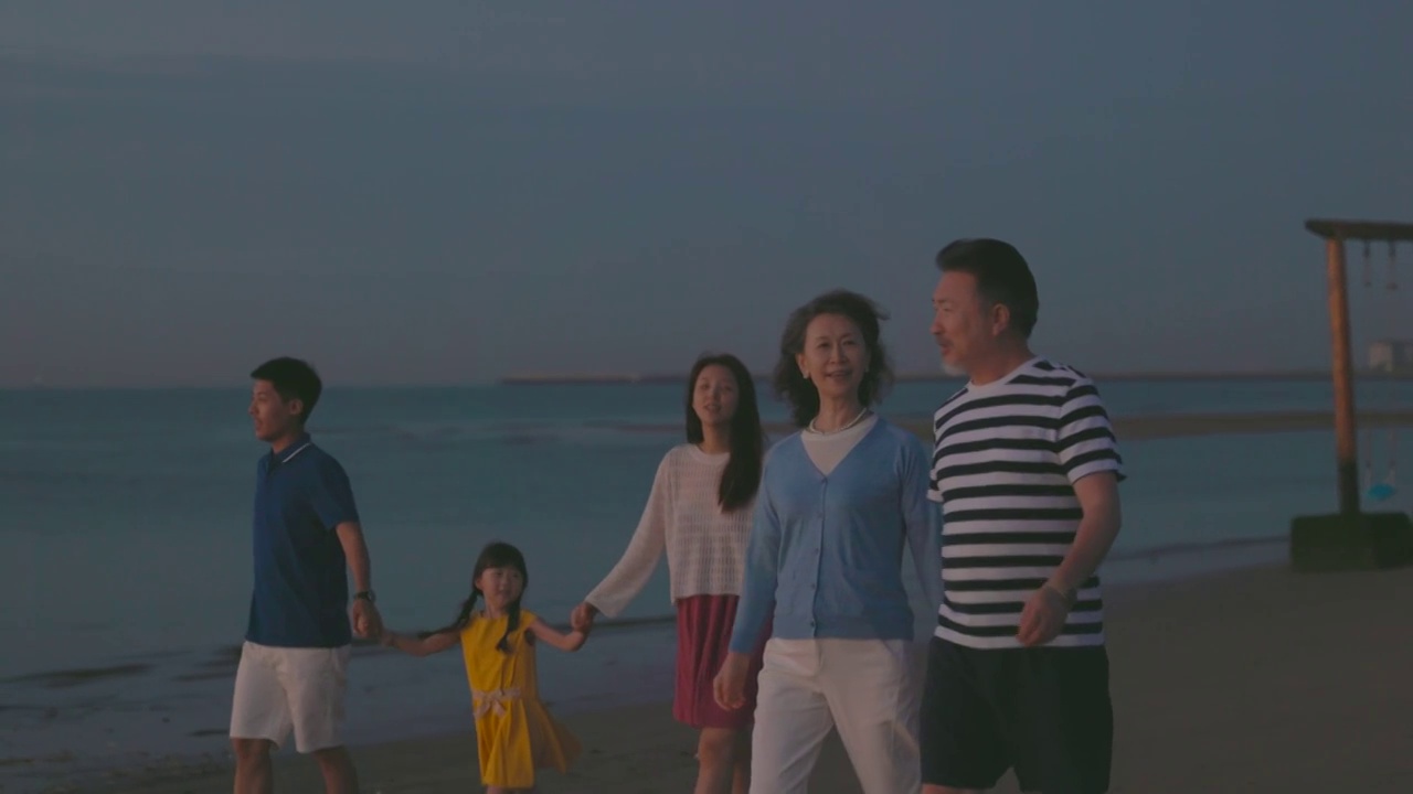 在海边度假的快乐家庭视频素材