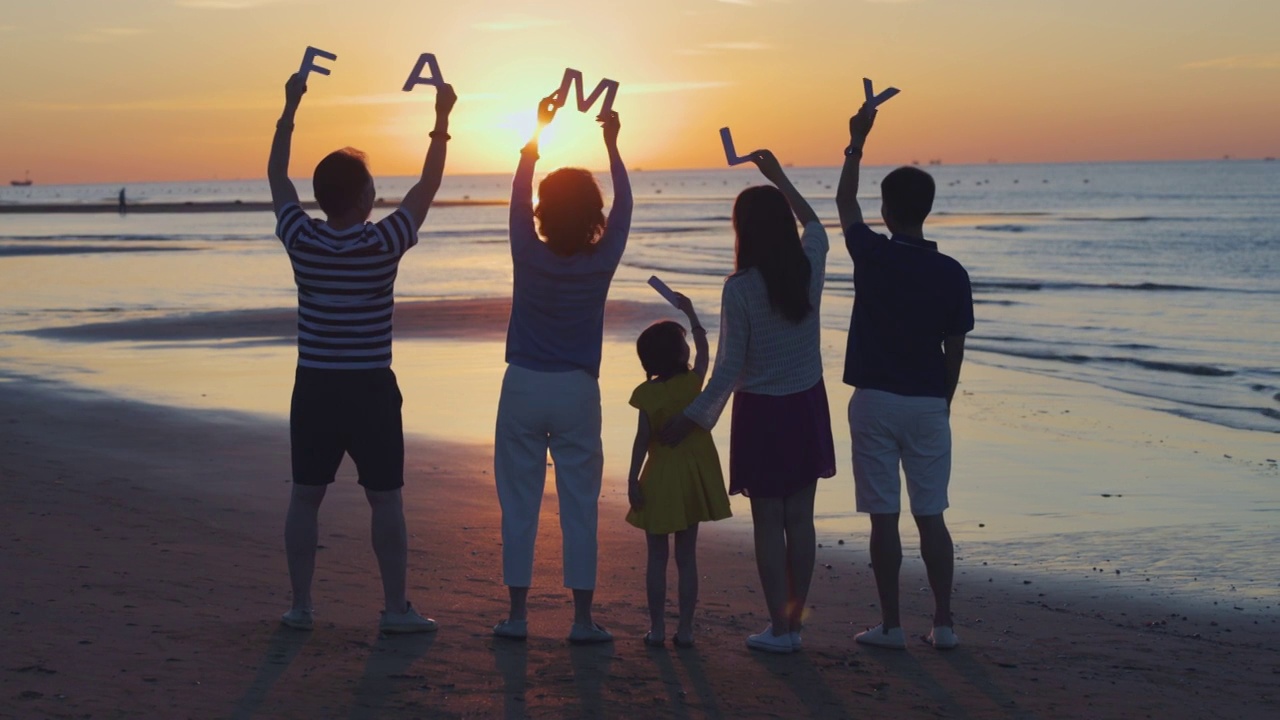 在海边度假的快乐家庭视频下载
