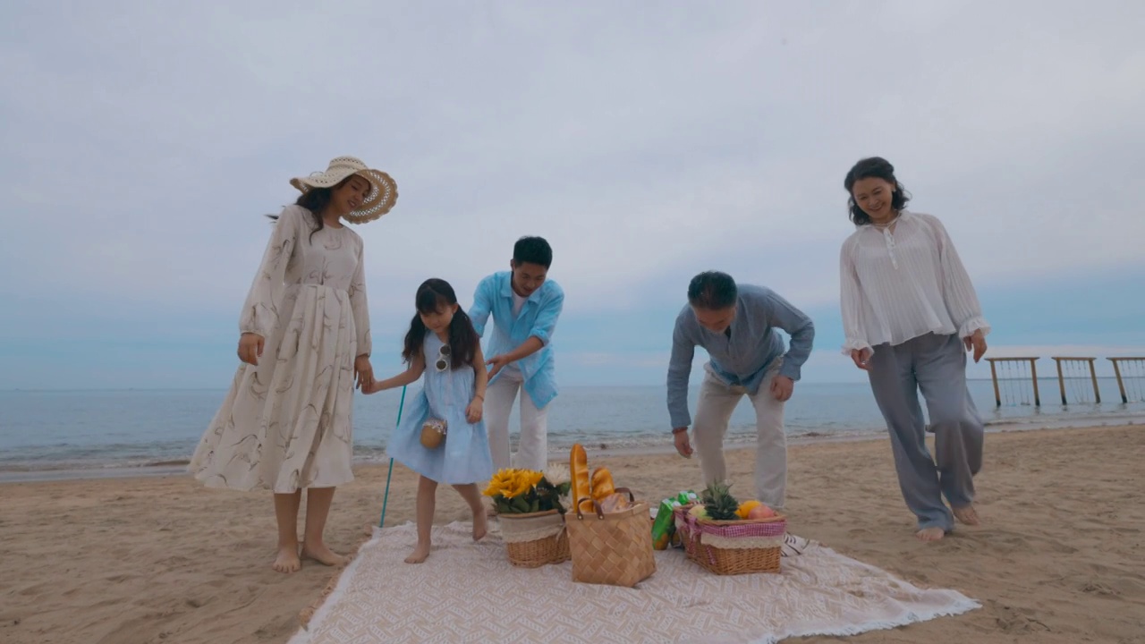 快乐的一家人在海边度假视频素材