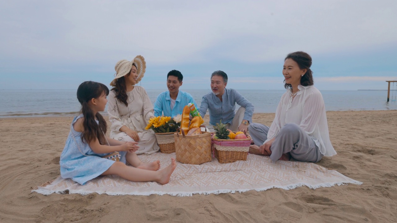 快乐的一家人在海边度假视频下载