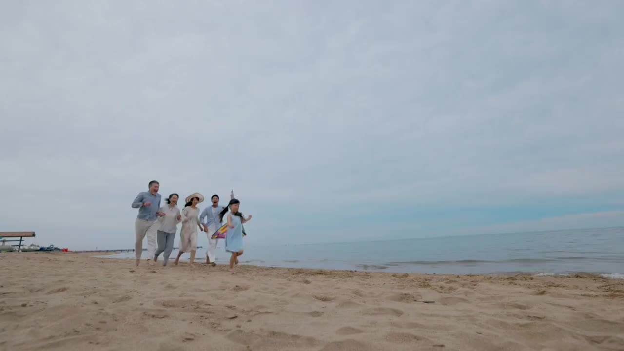 在海边度假的快乐一家人视频素材