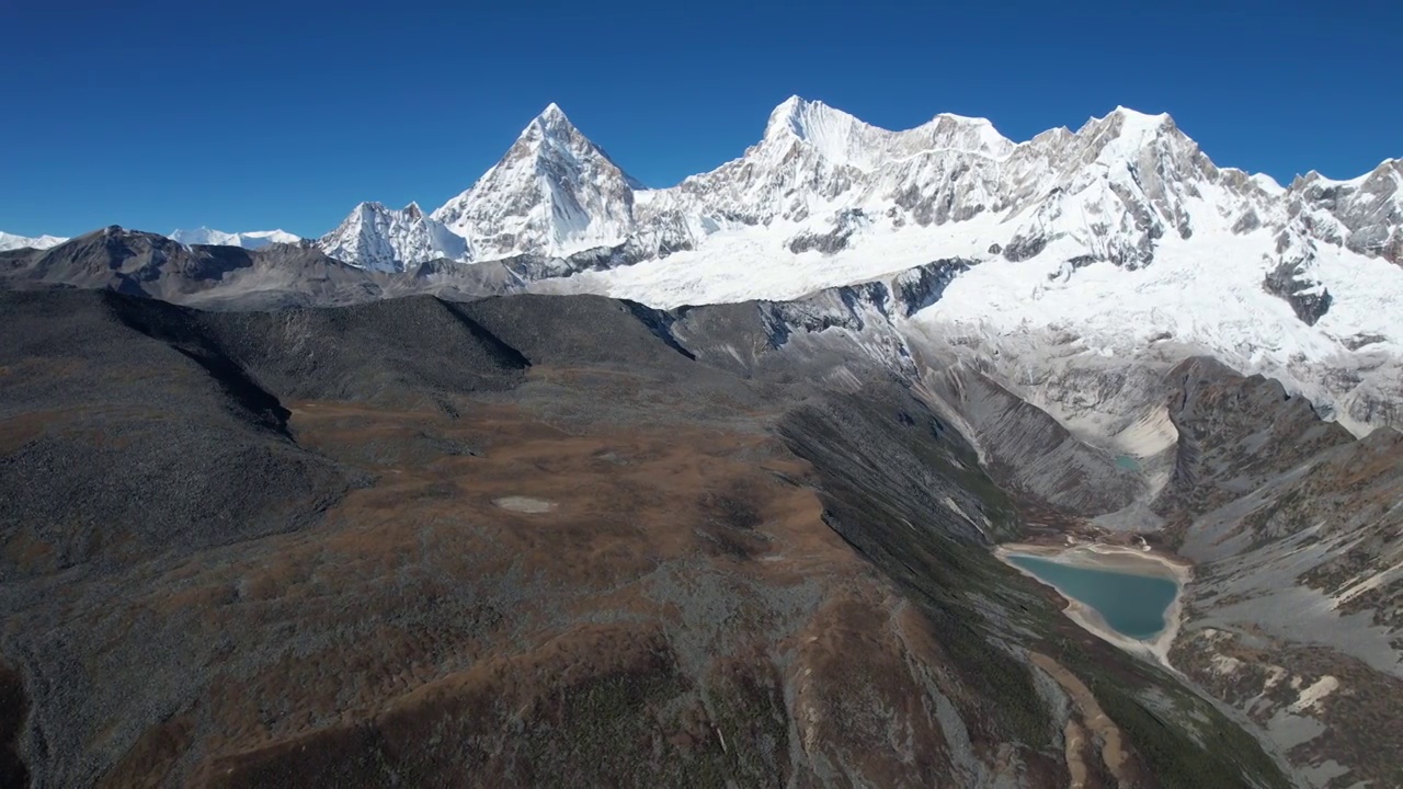 西藏山南库拉岗日雪山航拍大景视频下载