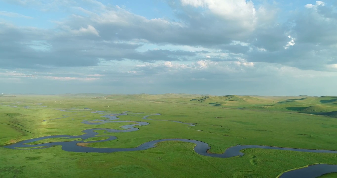 航拍呼伦贝尔草原蜿蜒的河流视频素材