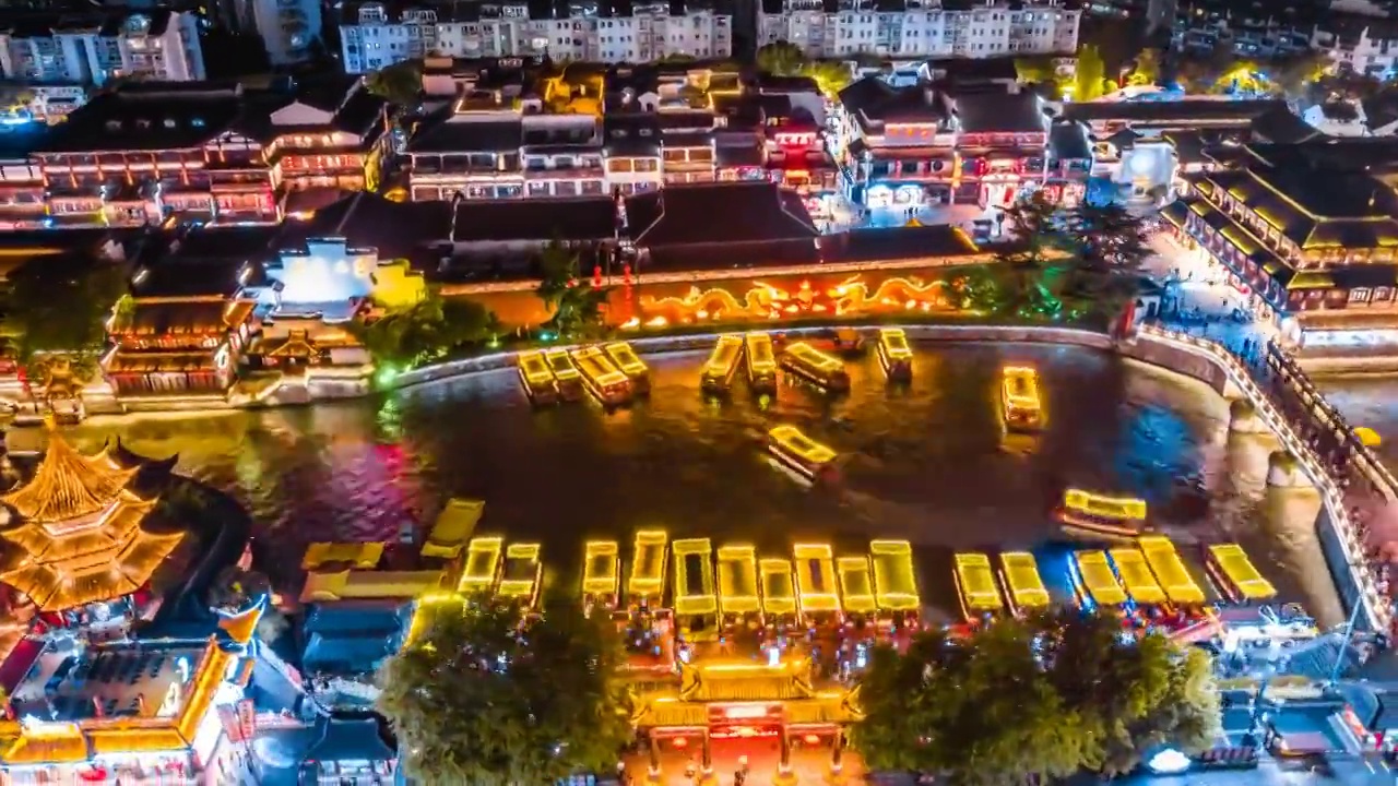 中国江苏南京秦淮河上穿梭的游船夜景航拍延时摄影视频素材