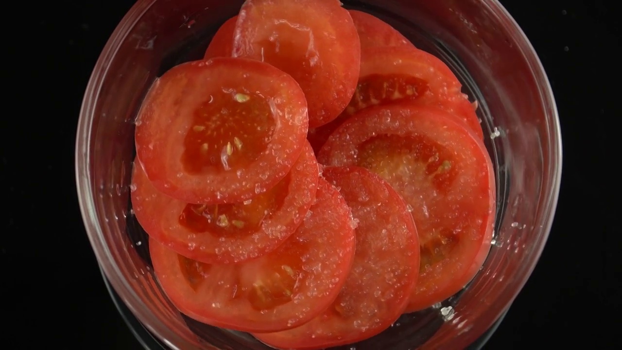 清凉食品糖拌西红柿视频素材