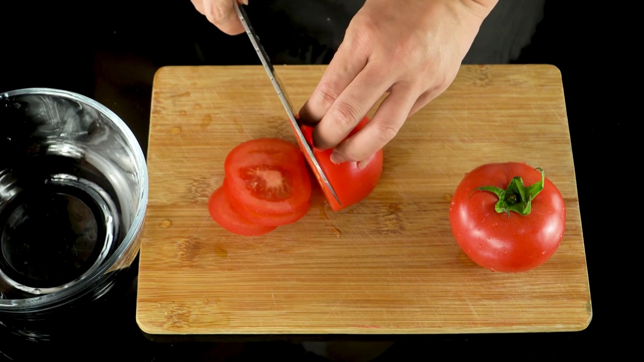 在砧板上切西红柿视频素材