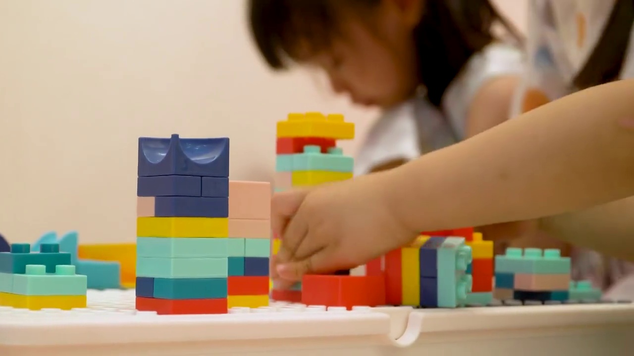 玩拼图玩具的小女孩视频素材
