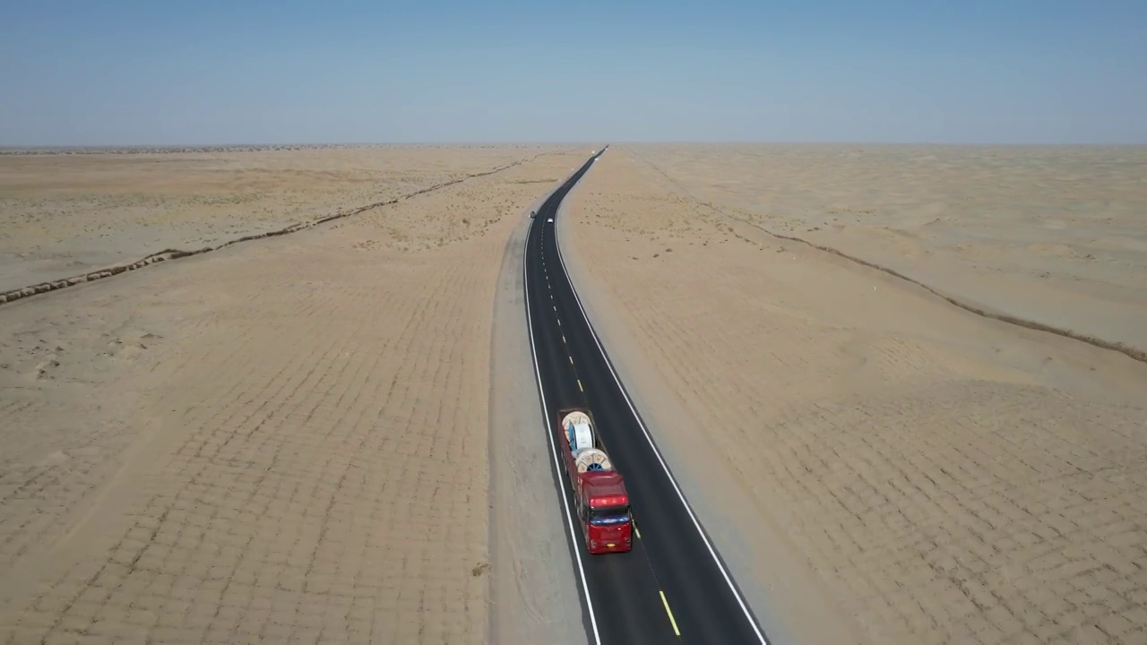 新疆塔里木盆地塔克拉玛干沙漠公路G580自然风光航拍视频素材