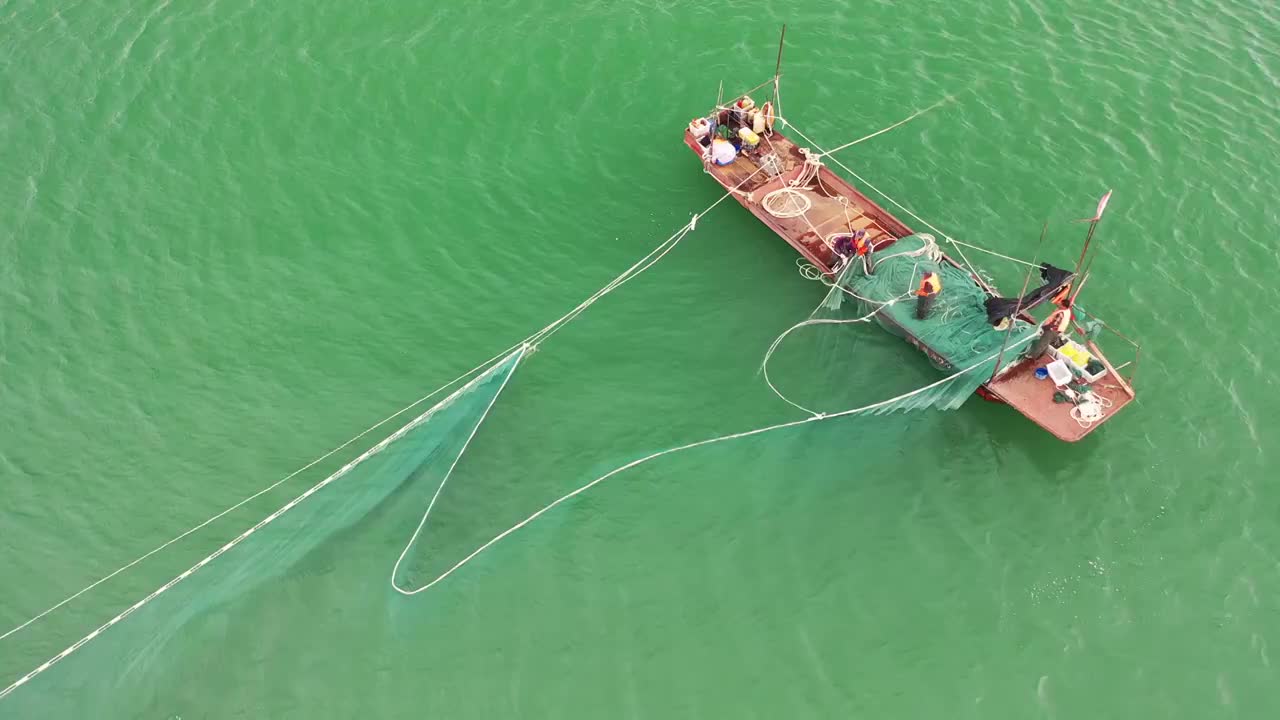 新疆阿勒泰乌伦古湖布伦托海渔船自然风光航拍视频下载