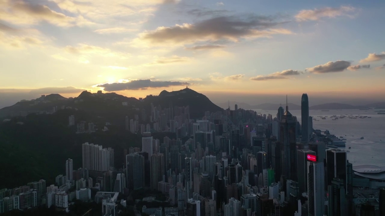 航拍视角下的香港维多利亚港-港岛区城市天际线全景视频下载