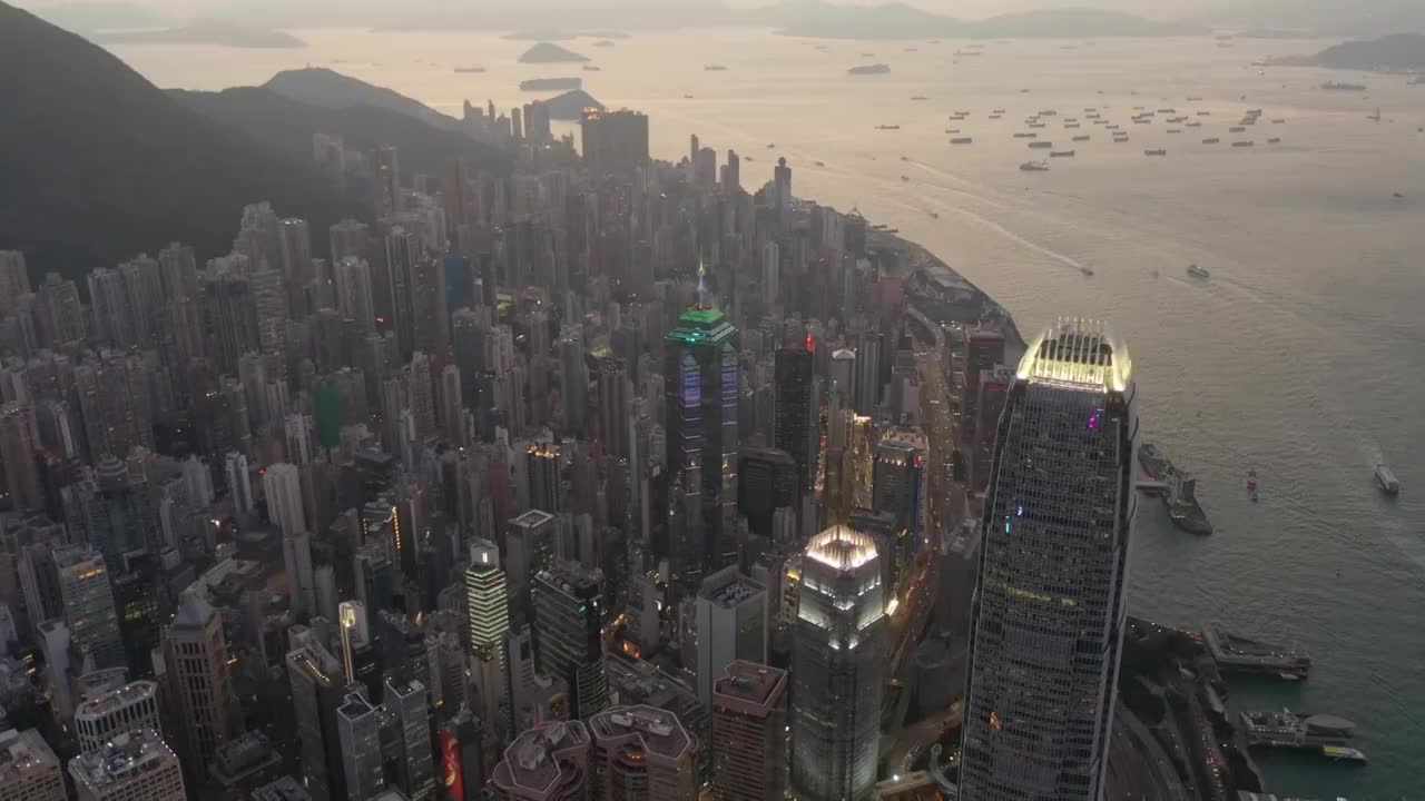 航拍视角下的香港维多利亚港-港岛区城市天际线全景视频下载