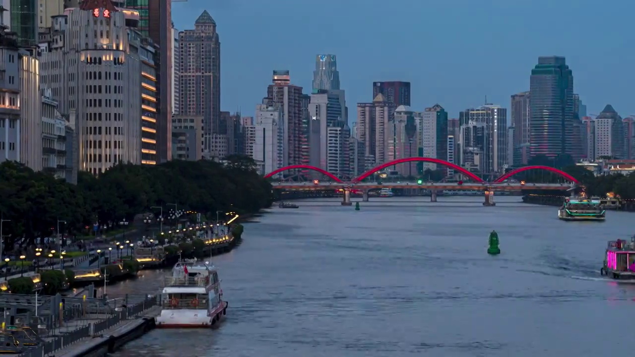中国广州西堤码头和珠江夜游游船延时摄影视频下载