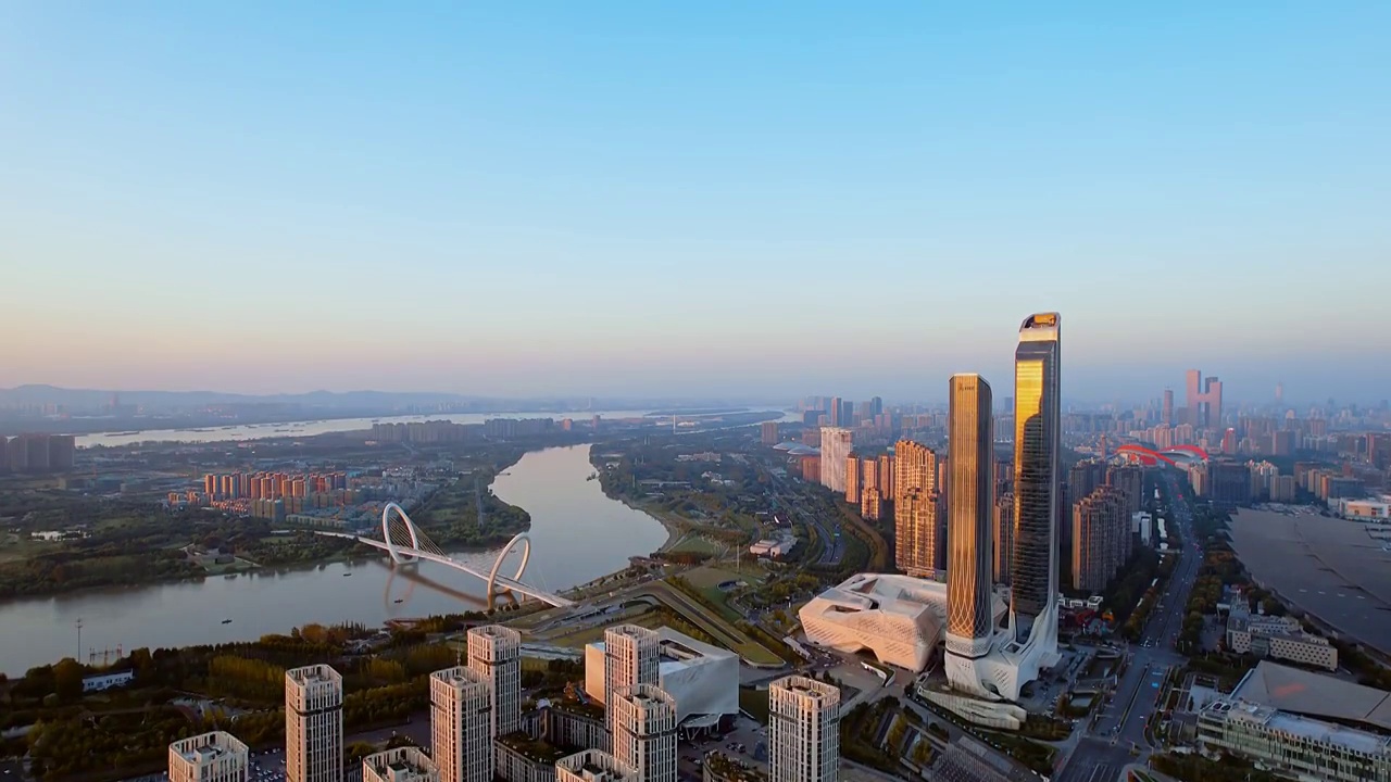 中国江苏南京南京青奥中心和南京眼大桥城市天际线黄昏航拍视频素材
