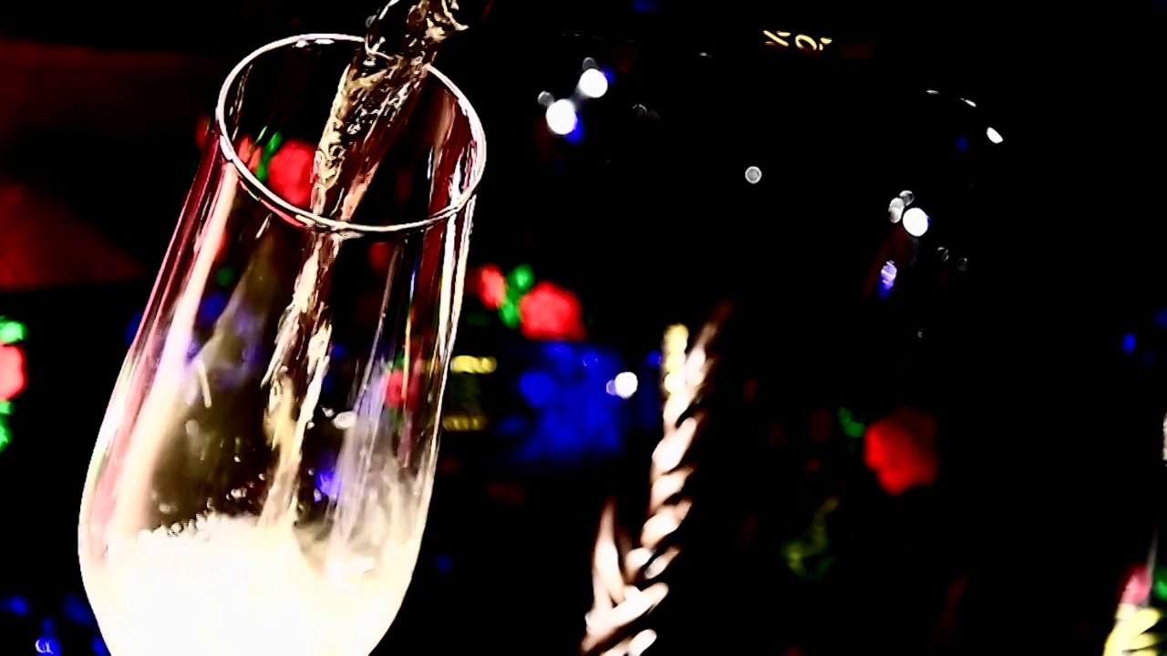 香槟酒气泡酒酒吧庆祝倒酒黑背景视频素材