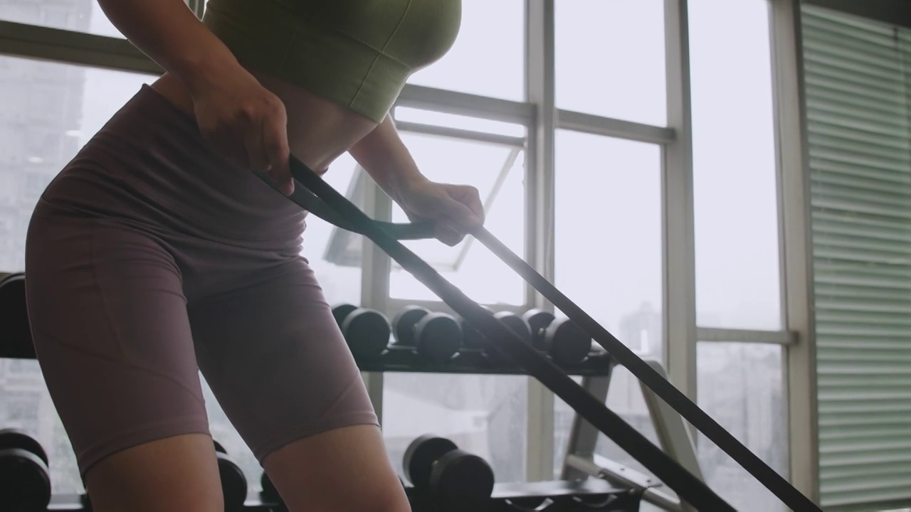 女孩在健身房里锻炼特写视频下载