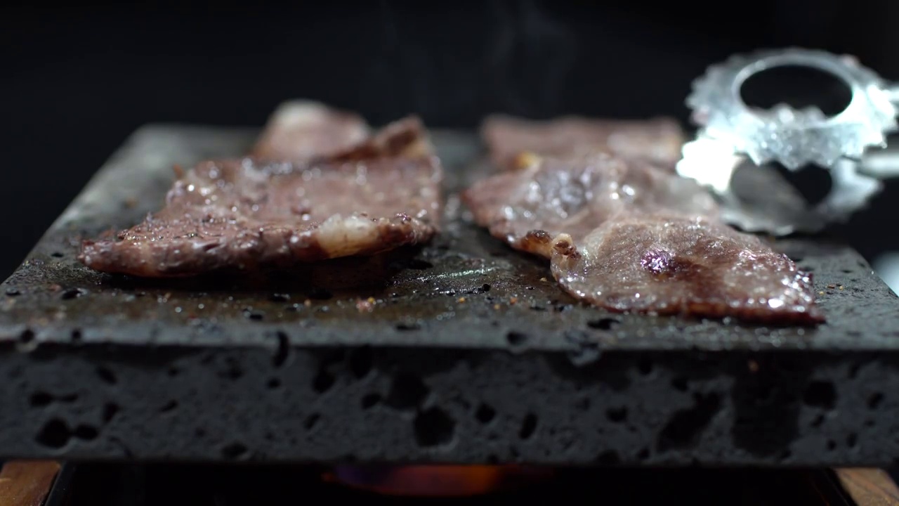 韩国料理石板烤肉雪花牛小排视频素材