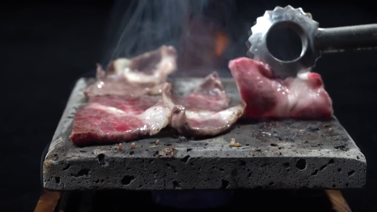 韩国料理石板烤肉雪花牛小排视频素材