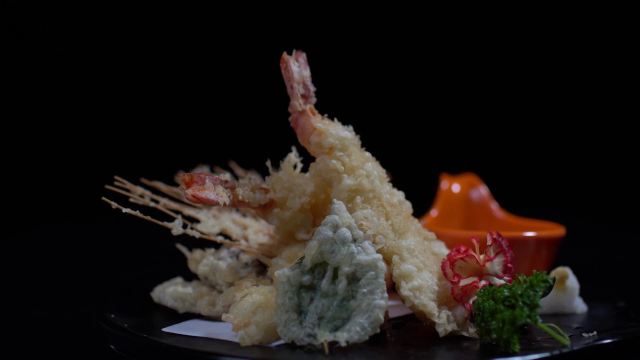 日本料理炸虾天妇罗视频素材