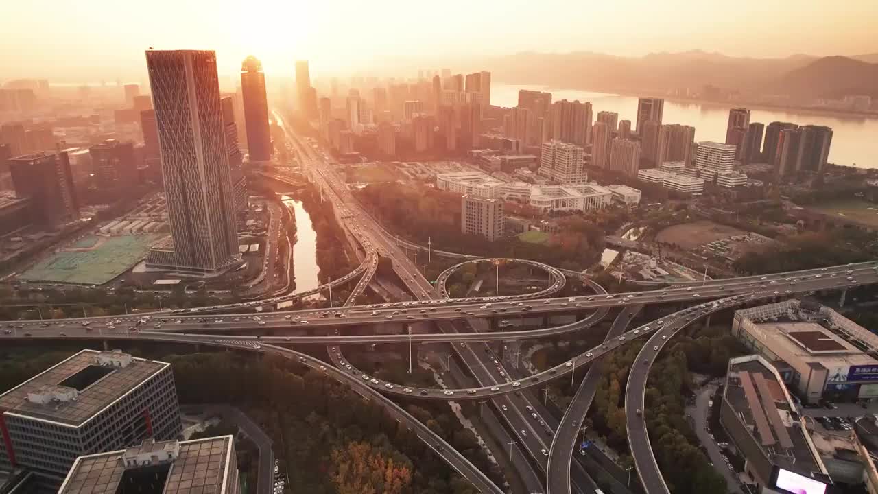 航拍夕阳下杭州时代高架视频素材