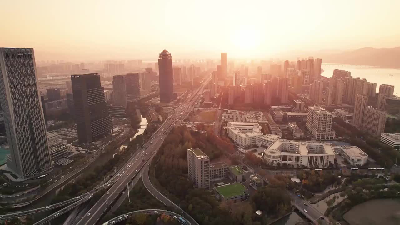 航拍夕阳下杭州时代高架视频素材