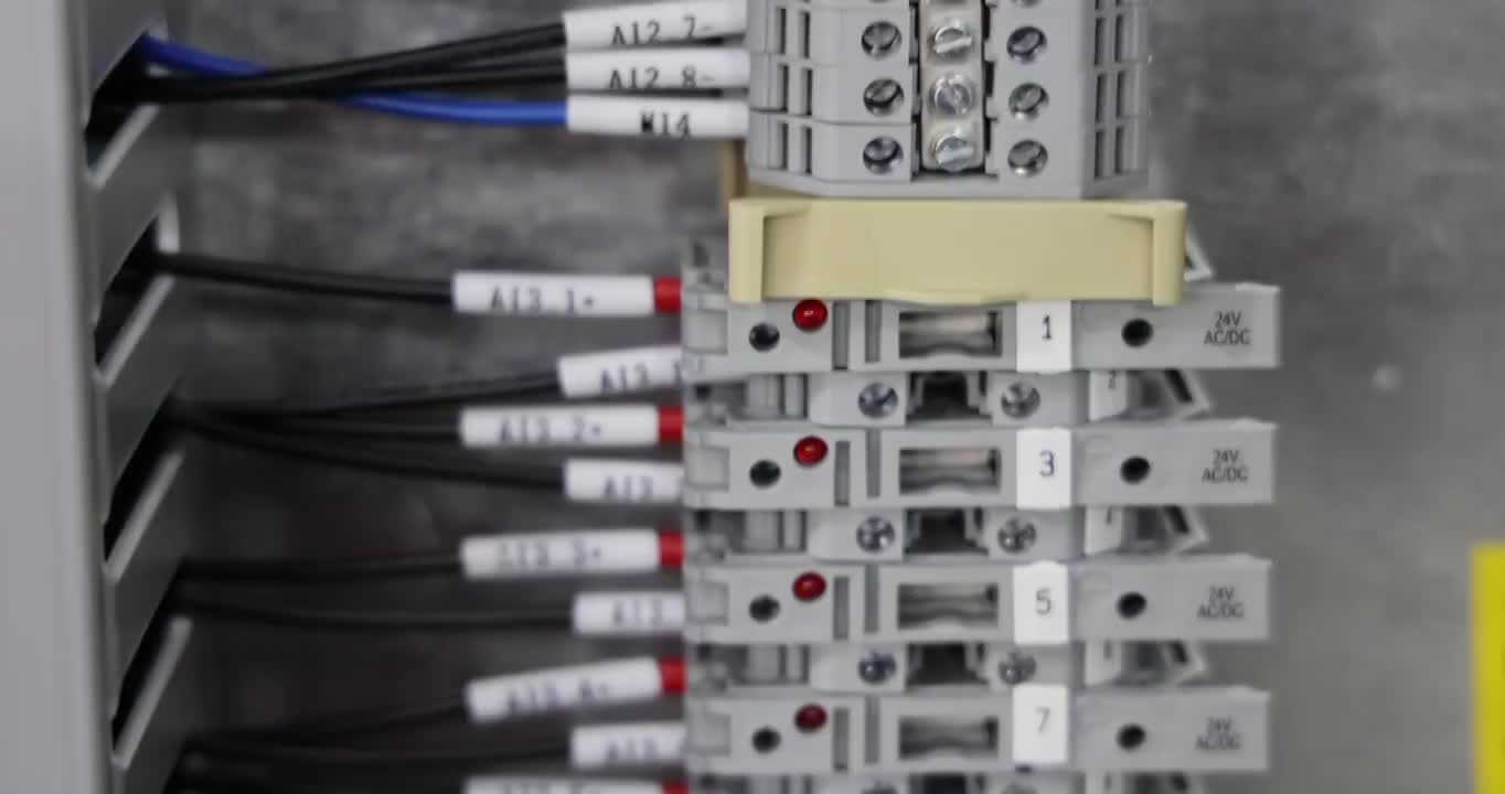 电气控制柜里排列整齐的带灯保险端子视频素材