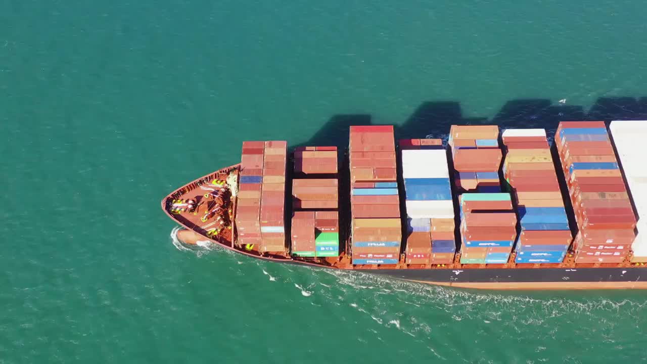 海洋中的货轮航拍4K视频视频素材