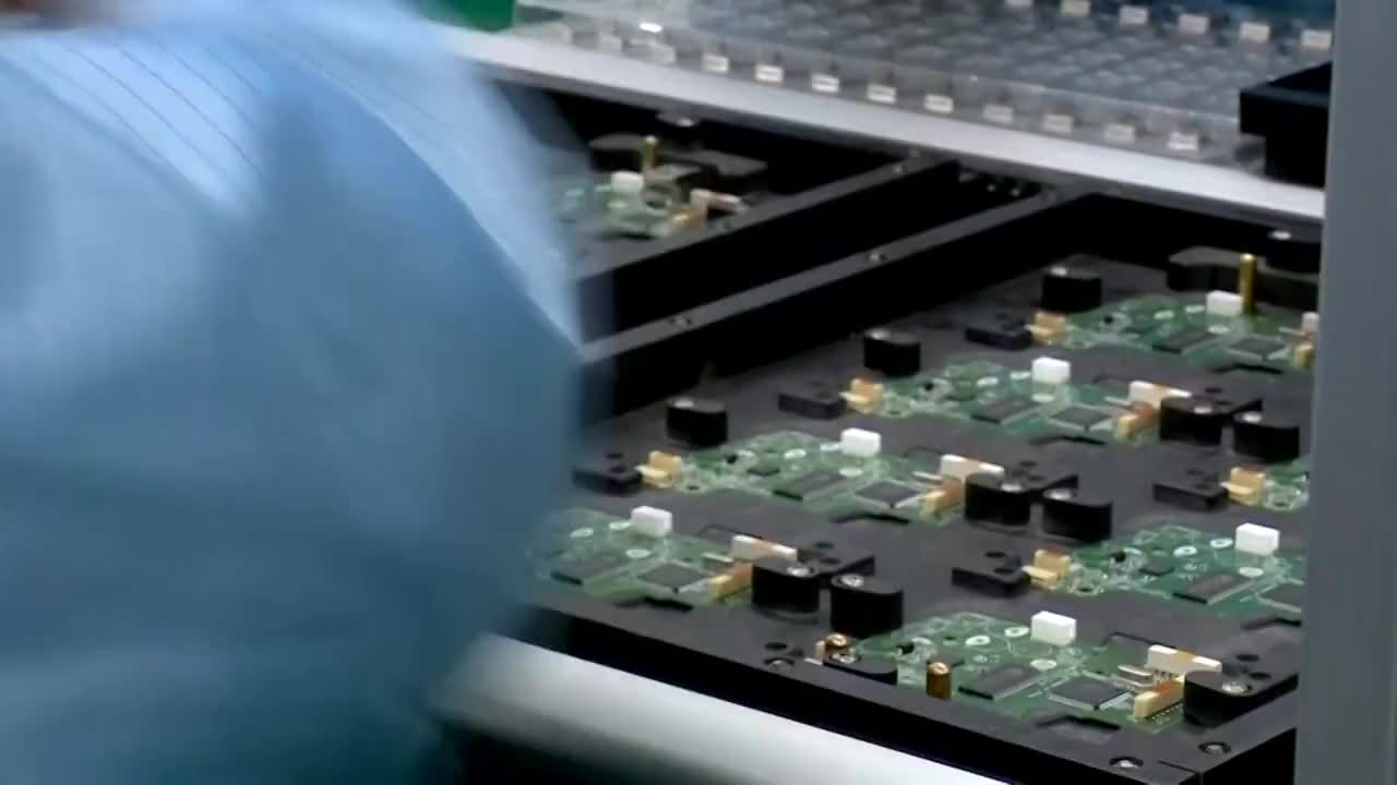 中国工厂内部自动化生产线工人工作多角度（选编）视频素材