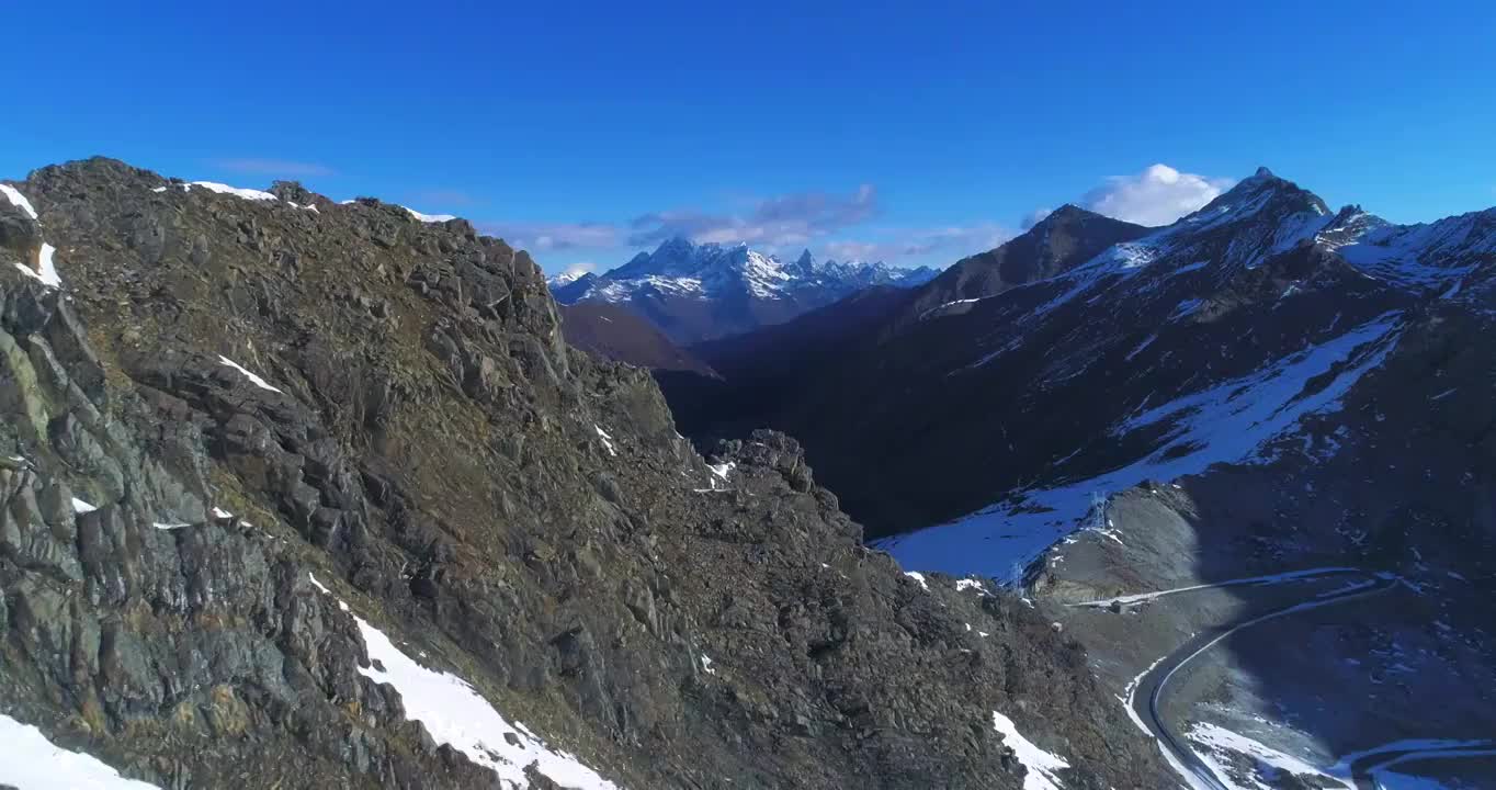雪山山峰景观航拍特写视频下载