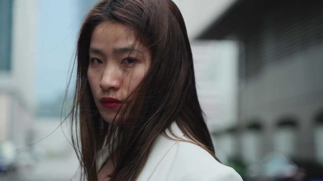 迷人的亚洲女商人肖像视频下载