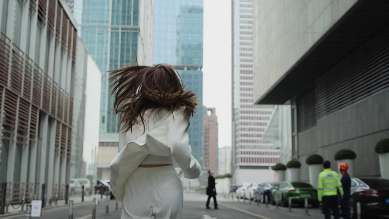 在城市里奔跑的亚洲女商人视频下载