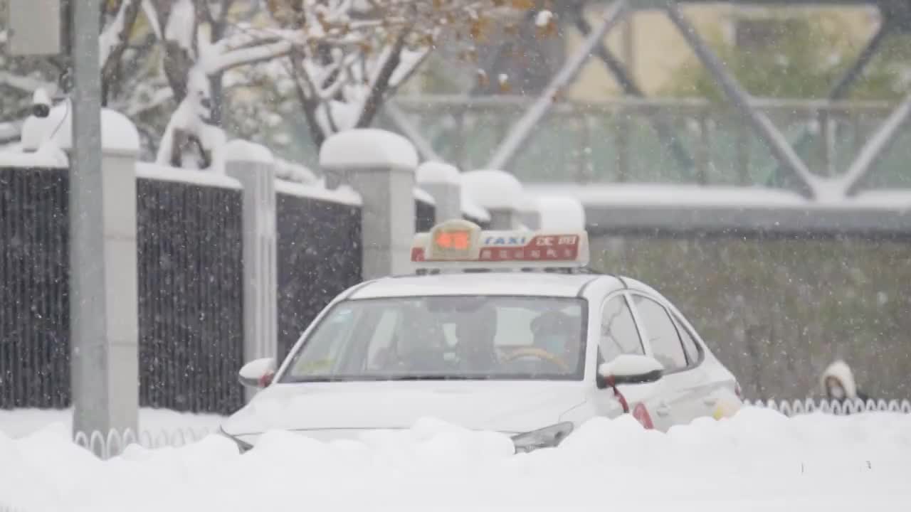 中国沈阳大雪中的行驶的出租车辽A视频下载