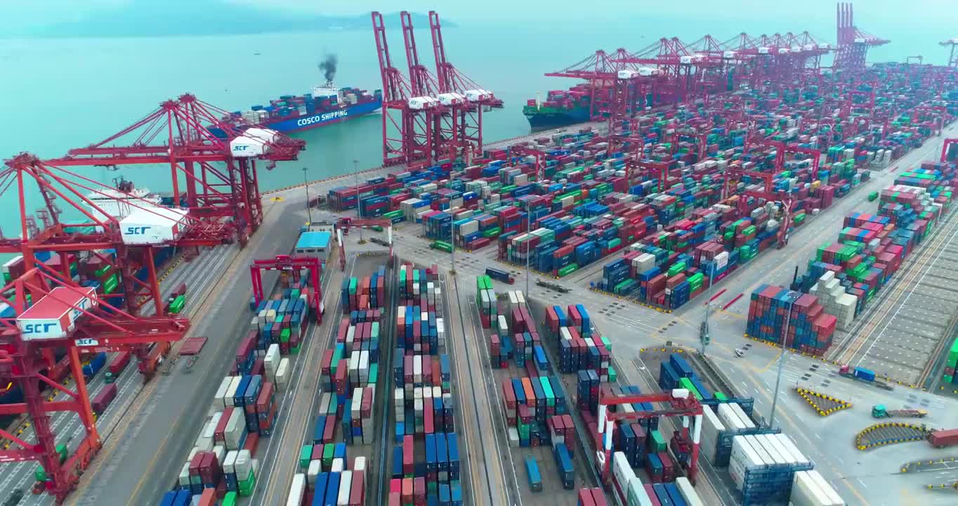 无人机拍摄中国深圳货运站视频素材